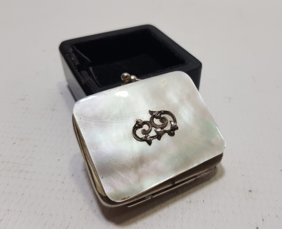 ÜZERİ GÜMÜŞ OSMANLICA İNSİYALLİ İPEK ASTARLI SEDEF CÜZDAN