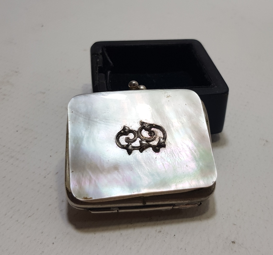 ÜZERİ GÜMÜŞ OSMANLICA İNSİYALLİ İPEK ASTARLI SEDEF CÜZDAN