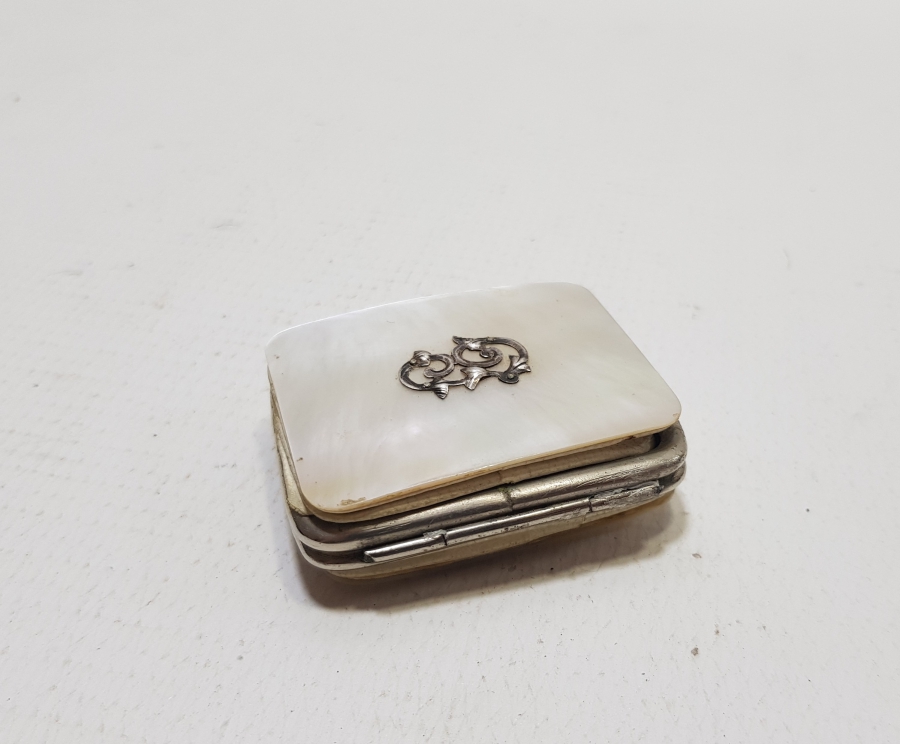 ÜZERİ GÜMÜŞ OSMANLICA İNSİYALLİ İPEK ASTARLI SEDEF CÜZDAN