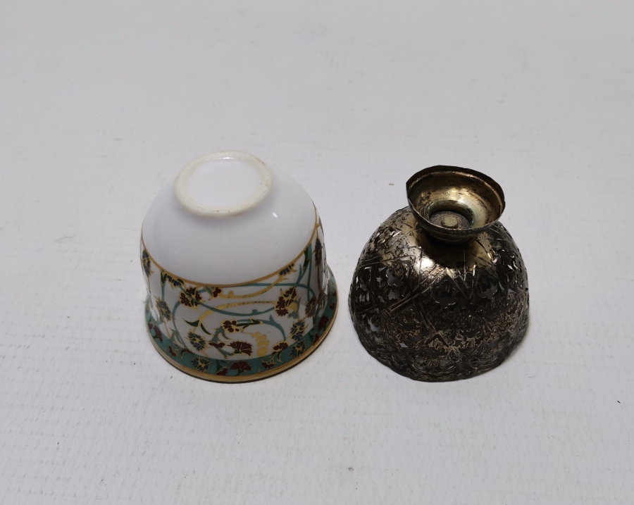 TESTERE İŞÇİLİKLİ ABDÜLHAMİD HAN DÖNEMİ TUĞRALI VE SAH DAMGALI ORİJİNAL FİNCANI İLE FİNCAN ZARFI