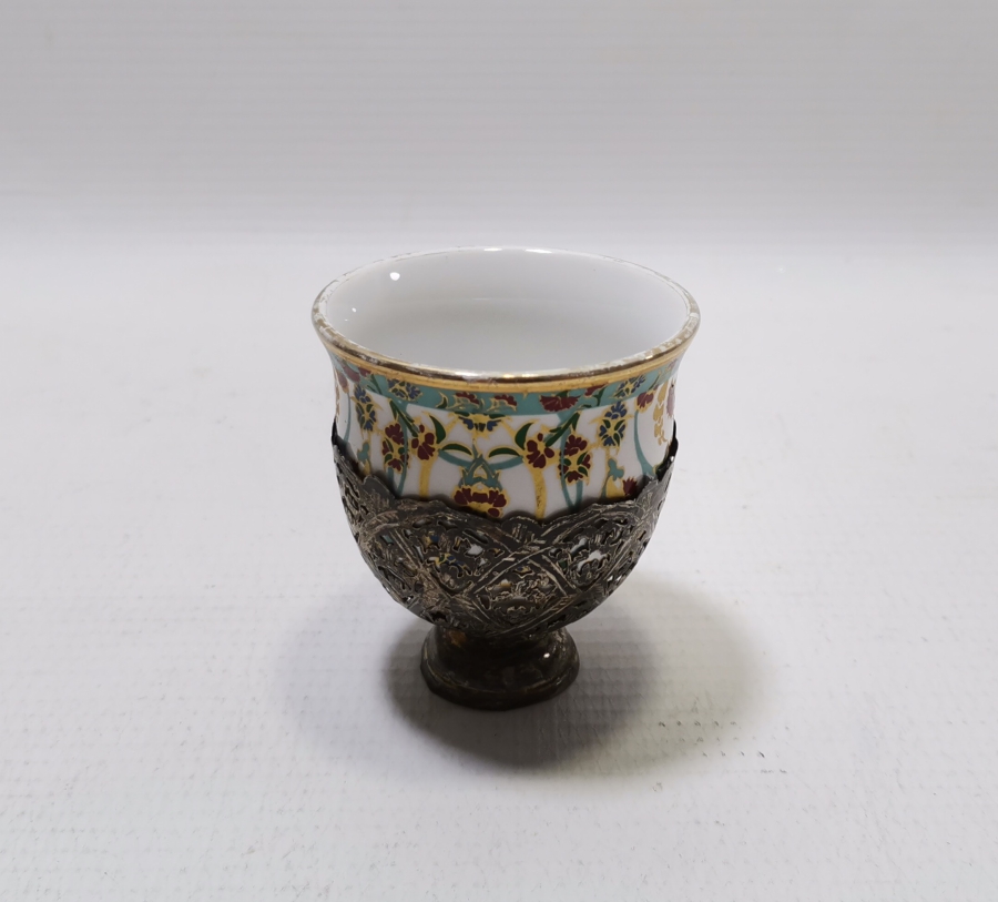 TESTERE İŞÇİLİKLİ ABDÜLHAMİD HAN DÖNEMİ TUĞRALI VE SAH DAMGALI ORİJİNAL FİNCANI İLE FİNCAN ZARFI