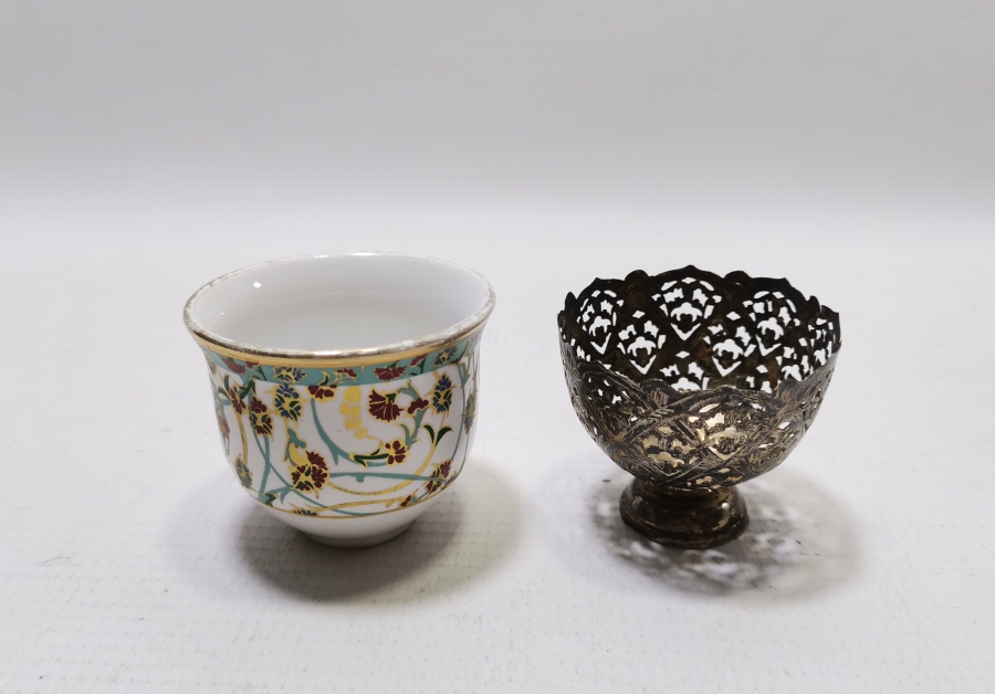 TESTERE İŞÇİLİKLİ ABDÜLHAMİD HAN DÖNEMİ TUĞRALI VE SAH DAMGALI ORİJİNAL FİNCANI İLE FİNCAN ZARFI