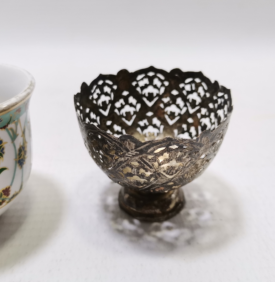 TESTERE İŞÇİLİKLİ ABDÜLHAMİD HAN DÖNEMİ TUĞRALI VE SAH DAMGALI ORİJİNAL FİNCANI İLE FİNCAN ZARFI