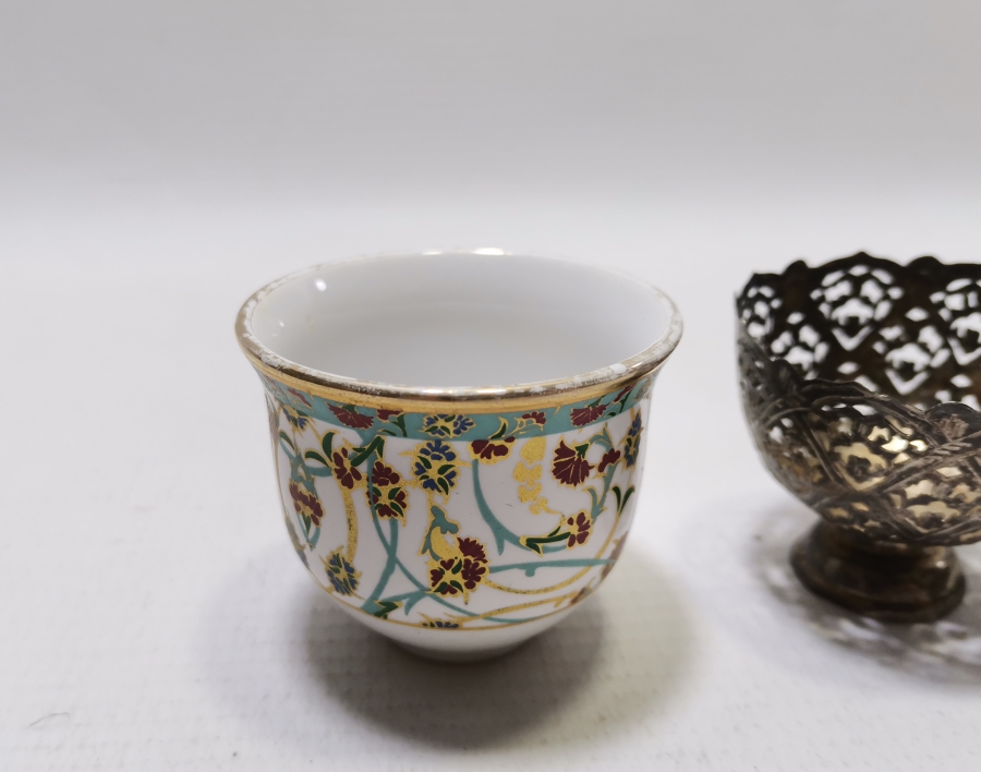 TESTERE İŞÇİLİKLİ ABDÜLHAMİD HAN DÖNEMİ TUĞRALI VE SAH DAMGALI ORİJİNAL FİNCANI İLE FİNCAN ZARFI