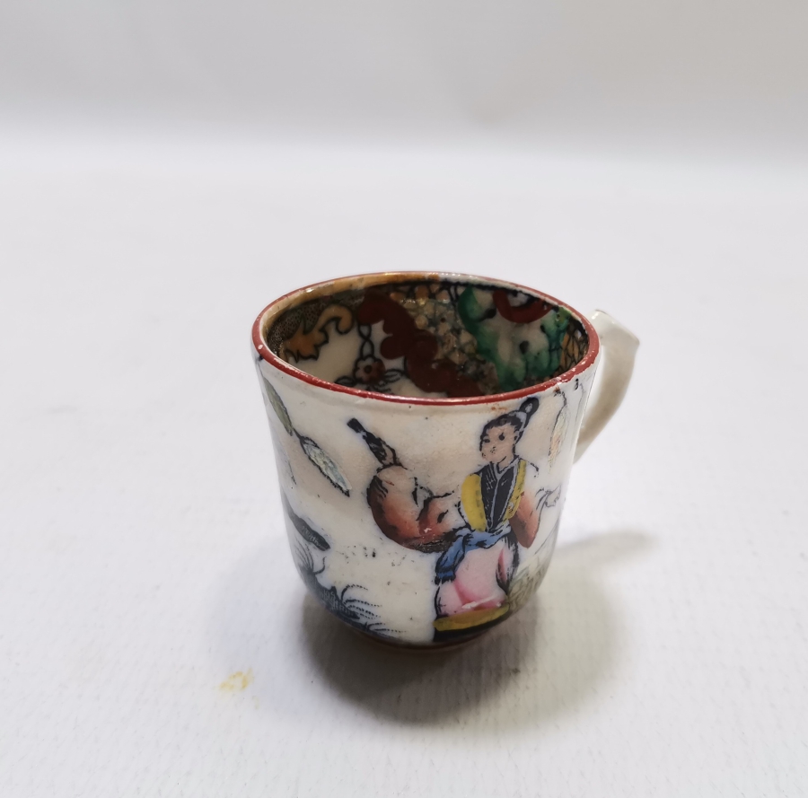 İÇİ VE DIŞI EL BOYAMA İŞÇİLİKLİ NADİR ÇİN KAHVE FİNCANI