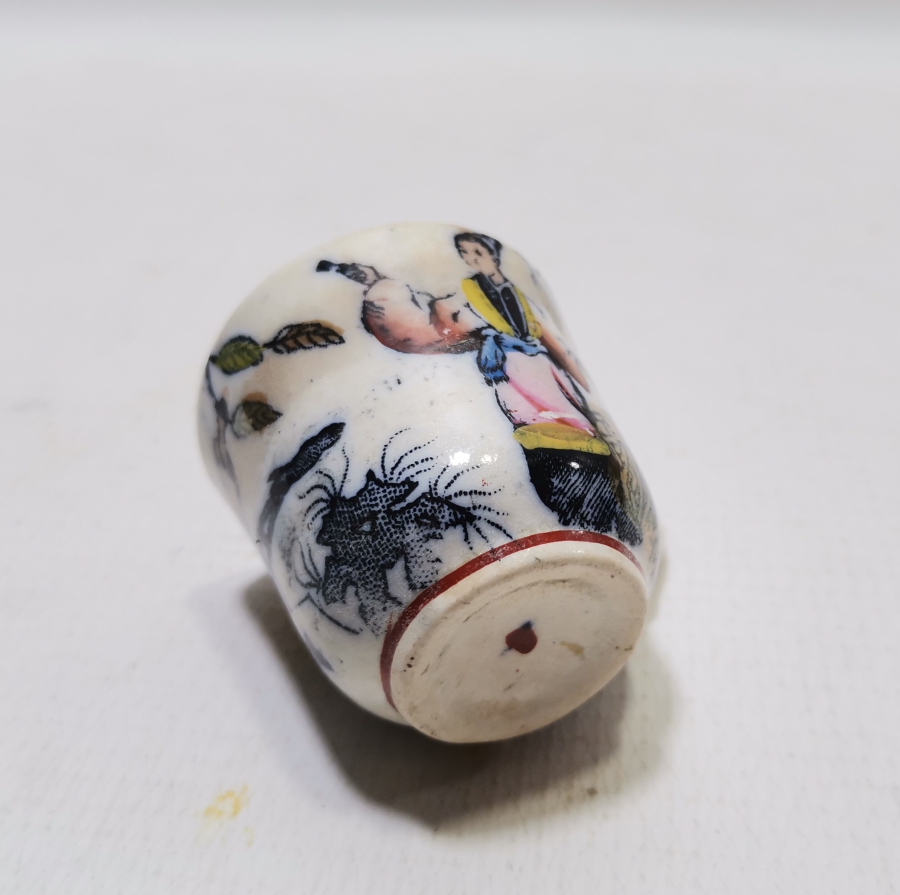 İÇİ VE DIŞI EL BOYAMA İŞÇİLİKLİ NADİR ÇİN KAHVE FİNCANI