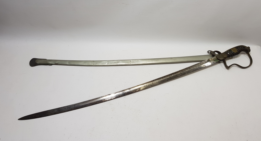 İKİ TARAFI GRAVÜRLÜ VE DEVLET ARMALI BOYNUZ SAPLI OSMANLI DÖNEMİ HAFİF SÜVARİ SUBAY KILICI