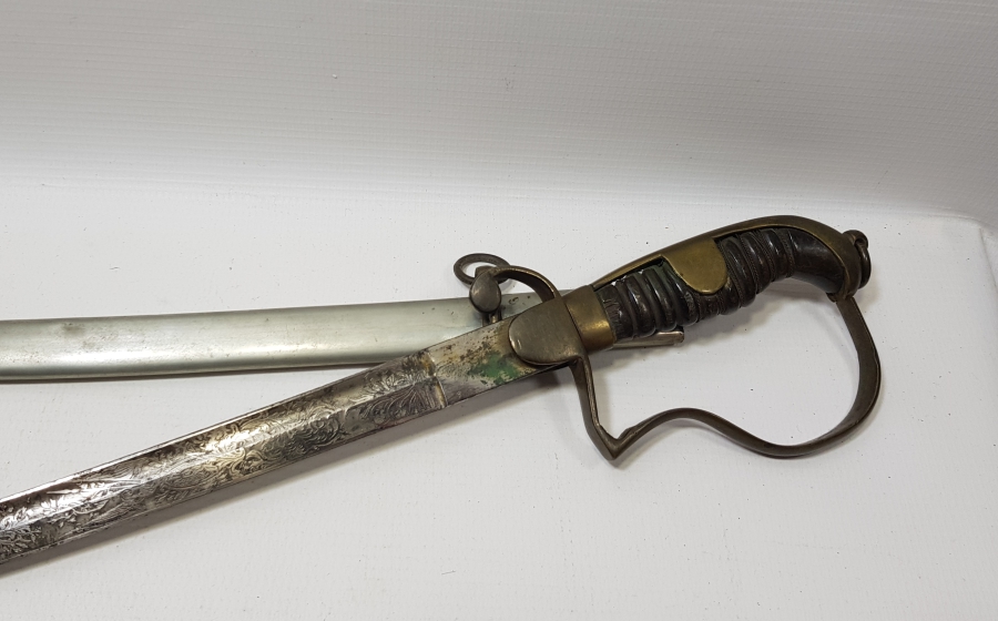 İKİ TARAFI GRAVÜRLÜ VE DEVLET ARMALI BOYNUZ SAPLI OSMANLI DÖNEMİ HAFİF SÜVARİ SUBAY KILICI