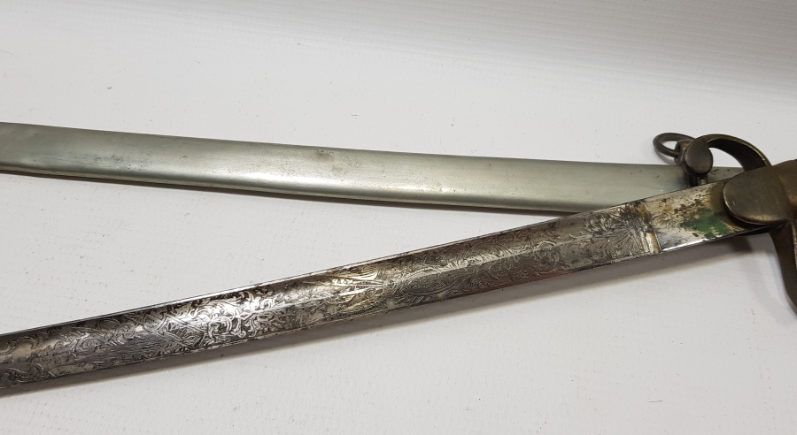 İKİ TARAFI GRAVÜRLÜ VE DEVLET ARMALI BOYNUZ SAPLI OSMANLI DÖNEMİ HAFİF SÜVARİ SUBAY KILICI