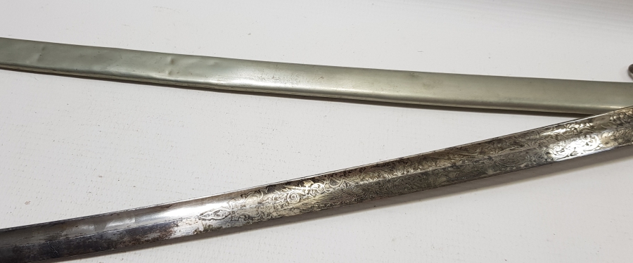 İKİ TARAFI GRAVÜRLÜ VE DEVLET ARMALI BOYNUZ SAPLI OSMANLI DÖNEMİ HAFİF SÜVARİ SUBAY KILICI