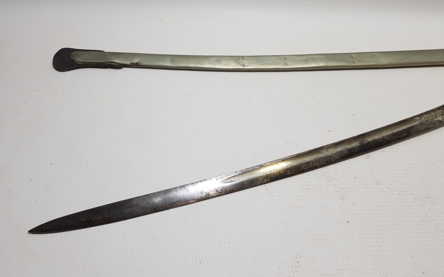 İKİ TARAFI GRAVÜRLÜ VE DEVLET ARMALI BOYNUZ SAPLI OSMANLI DÖNEMİ HAFİF SÜVARİ SUBAY KILICI