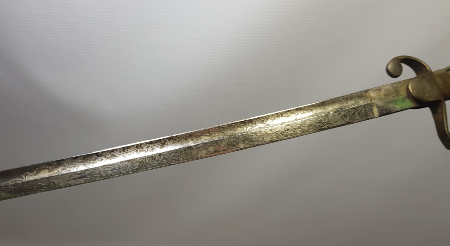 İKİ TARAFI GRAVÜRLÜ VE DEVLET ARMALI BOYNUZ SAPLI OSMANLI DÖNEMİ HAFİF SÜVARİ SUBAY KILICI