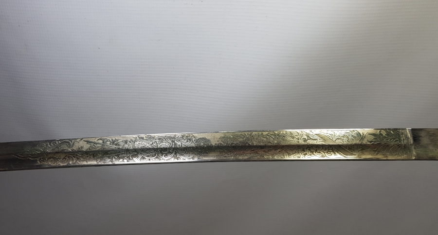 İKİ TARAFI GRAVÜRLÜ VE DEVLET ARMALI BOYNUZ SAPLI OSMANLI DÖNEMİ HAFİF SÜVARİ SUBAY KILICI