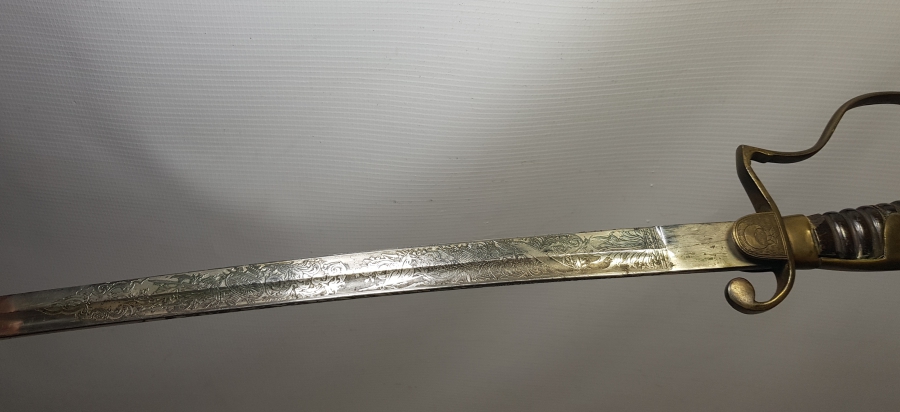 İKİ TARAFI GRAVÜRLÜ VE DEVLET ARMALI BOYNUZ SAPLI OSMANLI DÖNEMİ HAFİF SÜVARİ SUBAY KILICI