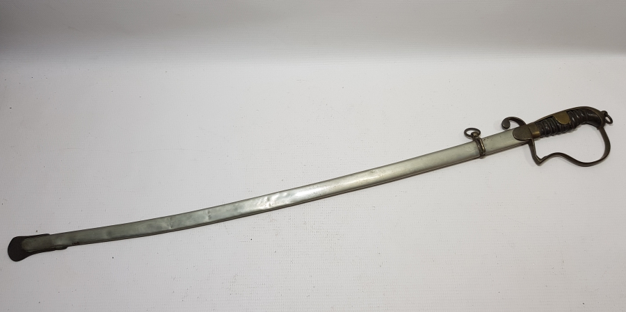 İKİ TARAFI GRAVÜRLÜ VE DEVLET ARMALI BOYNUZ SAPLI OSMANLI DÖNEMİ HAFİF SÜVARİ SUBAY KILICI