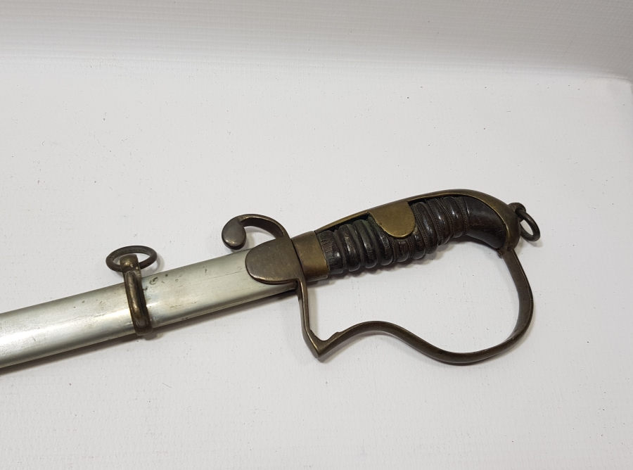 İKİ TARAFI GRAVÜRLÜ VE DEVLET ARMALI BOYNUZ SAPLI OSMANLI DÖNEMİ HAFİF SÜVARİ SUBAY KILICI