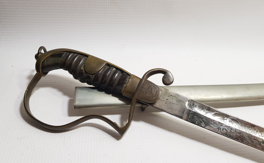 İKİ TARAFI GRAVÜRLÜ VE DEVLET ARMALI BOYNUZ SAPLI OSMANLI DÖNEMİ HAFİF SÜVARİ SUBAY KILICI