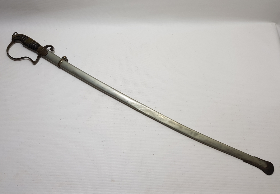 İKİ TARAFI GRAVÜRLÜ VE DEVLET ARMALI BOYNUZ SAPLI OSMANLI DÖNEMİ HAFİF SÜVARİ SUBAY KILICI