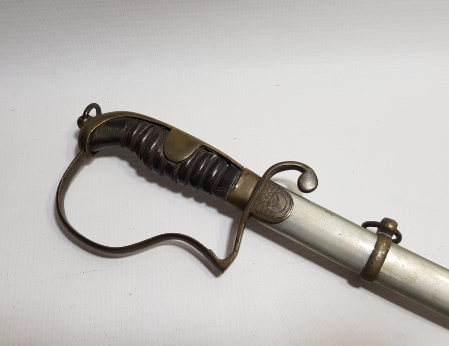 İKİ TARAFI GRAVÜRLÜ VE DEVLET ARMALI BOYNUZ SAPLI OSMANLI DÖNEMİ HAFİF SÜVARİ SUBAY KILICI