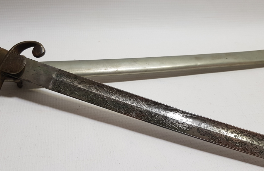 İKİ TARAFI GRAVÜRLÜ VE DEVLET ARMALI BOYNUZ SAPLI OSMANLI DÖNEMİ HAFİF SÜVARİ SUBAY KILICI