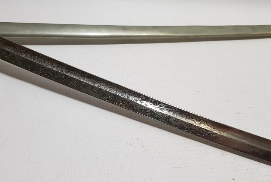 İKİ TARAFI GRAVÜRLÜ VE DEVLET ARMALI BOYNUZ SAPLI OSMANLI DÖNEMİ HAFİF SÜVARİ SUBAY KILICI