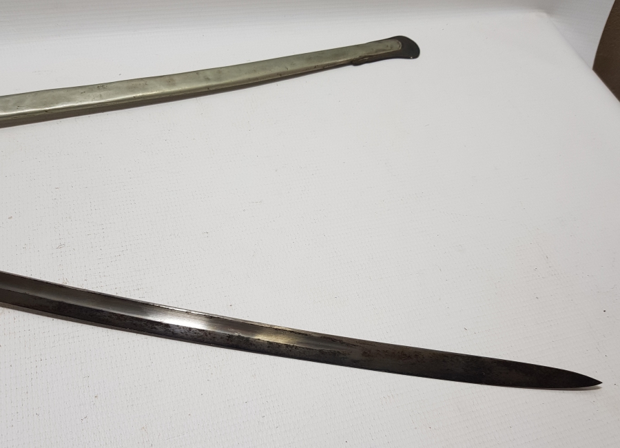 İKİ TARAFI GRAVÜRLÜ VE DEVLET ARMALI BOYNUZ SAPLI OSMANLI DÖNEMİ HAFİF SÜVARİ SUBAY KILICI