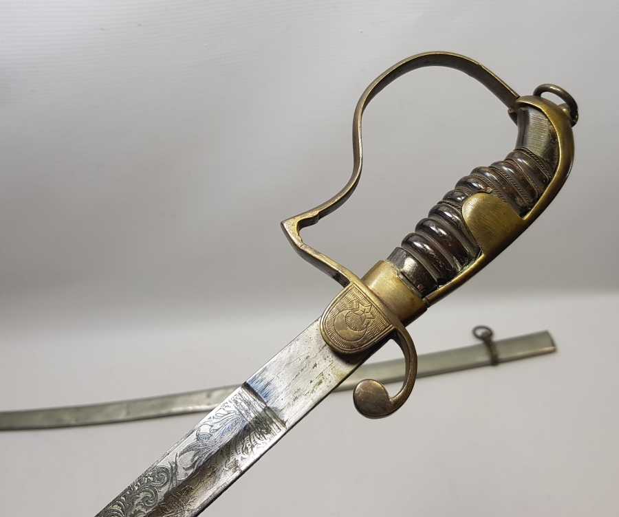 İKİ TARAFI GRAVÜRLÜ VE DEVLET ARMALI BOYNUZ SAPLI OSMANLI DÖNEMİ HAFİF SÜVARİ SUBAY KILICI