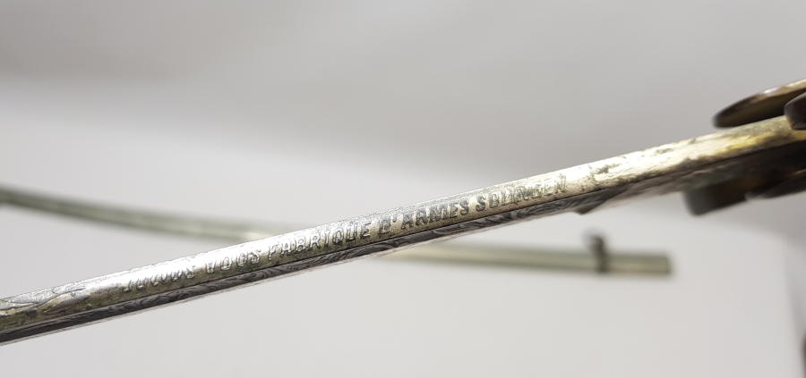 İKİ TARAFI GRAVÜRLÜ VE DEVLET ARMALI BOYNUZ SAPLI OSMANLI DÖNEMİ HAFİF SÜVARİ SUBAY KILICI