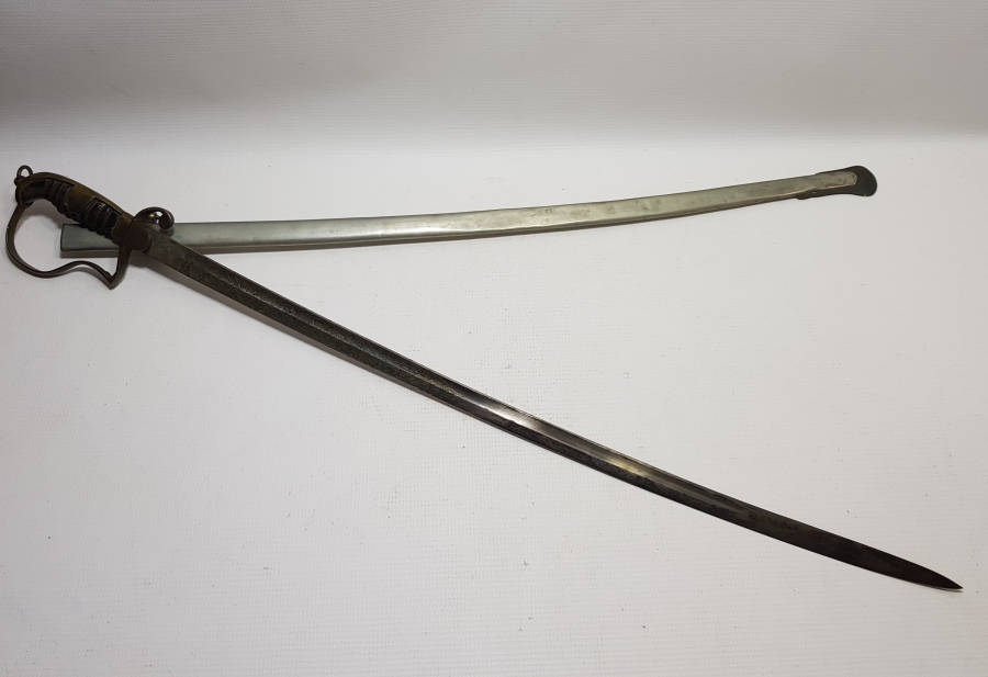 İKİ TARAFI GRAVÜRLÜ VE DEVLET ARMALI BOYNUZ SAPLI OSMANLI DÖNEMİ HAFİF SÜVARİ SUBAY KILICI