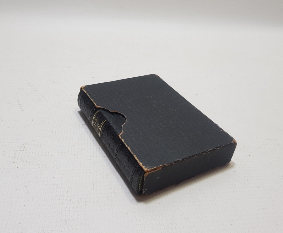 ORİJİNAL KUTUSUNDA İÇİ GRAVÜRLÜ İNCİL