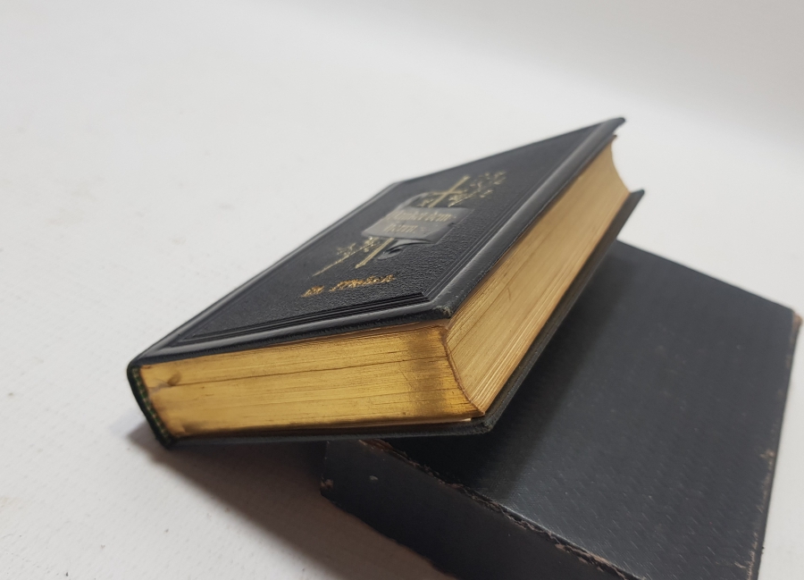 ORİJİNAL KUTUSUNDA İÇİ GRAVÜRLÜ İNCİL