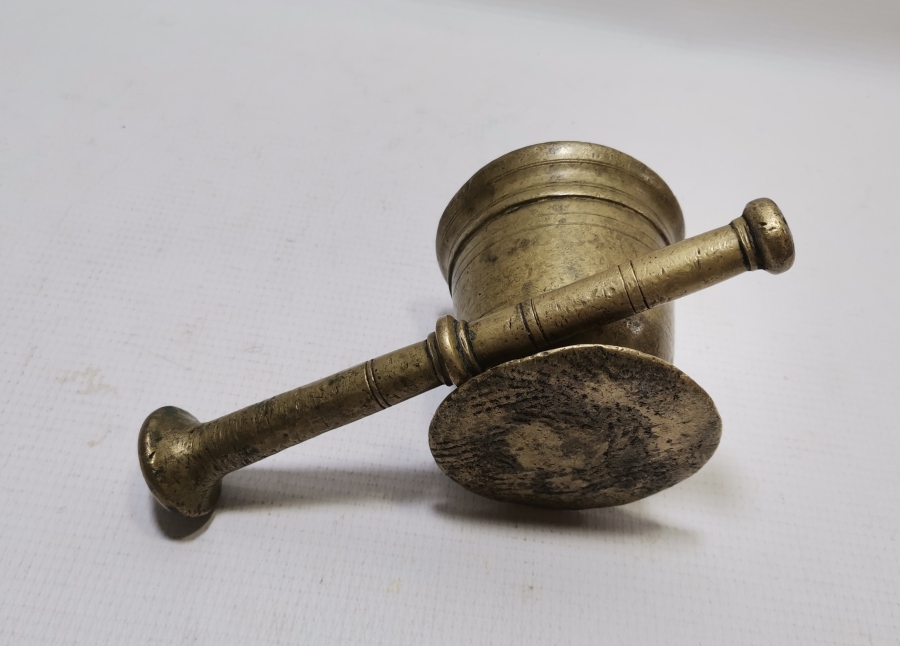 NADİR FORMDA OSMANLI DÖNEMİ ORİJİNAL ELİYLE HAVAN