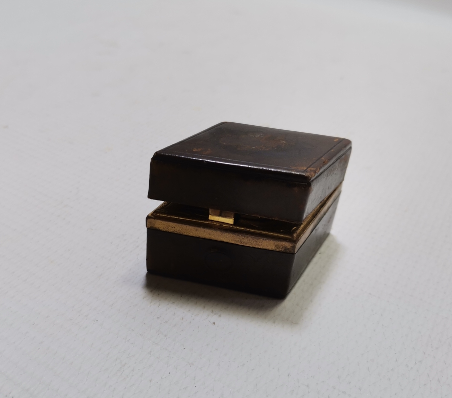 ÜZERİ KALEM İŞÇİLİKLİ VE ALTIN VERMEYLİ OSMANLI DÖNEMİ NADİR SEYAHAT HOKKASI