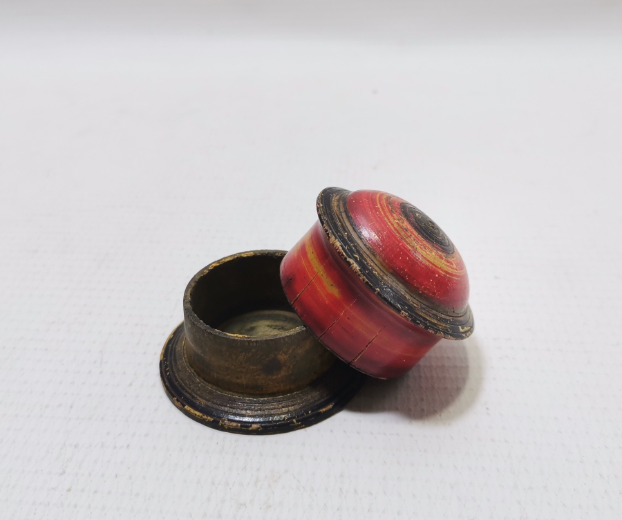 ÜZERİ KÖK BOYALI AHŞAPTAN MAMUL TEKKE İŞİ SAKIZLIK