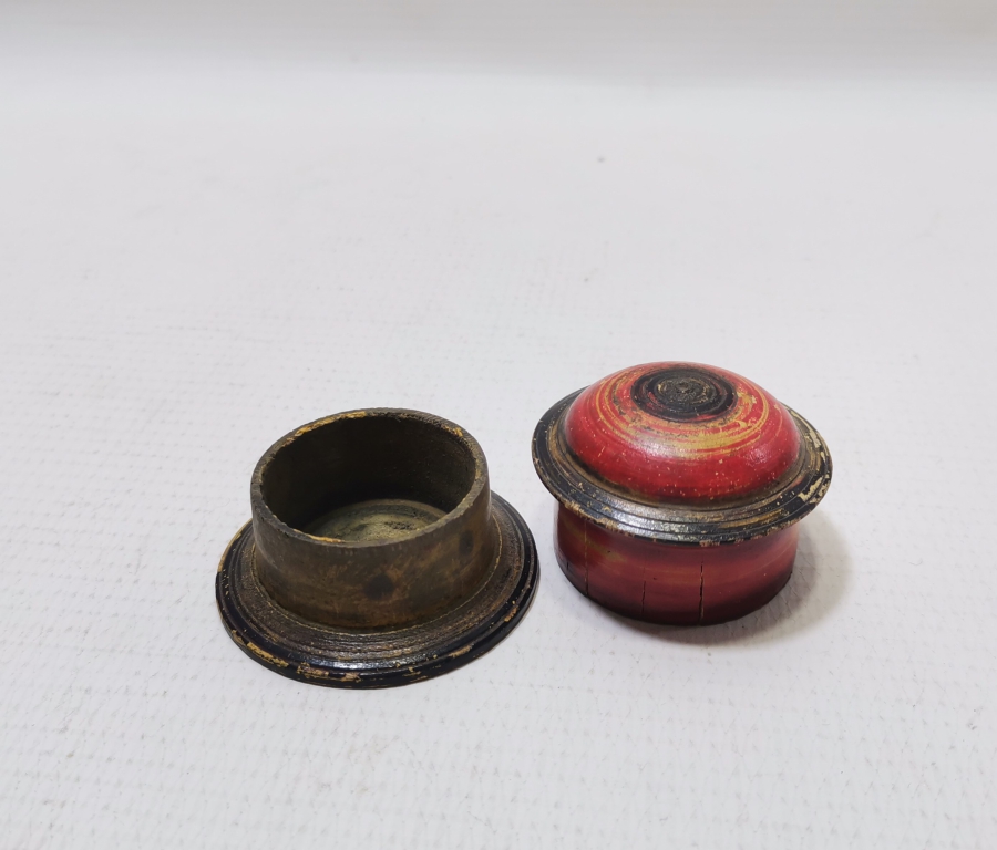 ÜZERİ KÖK BOYALI AHŞAPTAN MAMUL TEKKE İŞİ SAKIZLIK