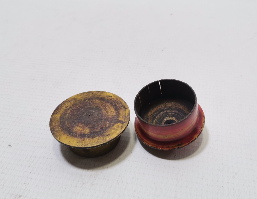 ÜZERİ KÖK BOYALI AHŞAPTAN MAMUL TEKKE İŞİ SAKIZLIK