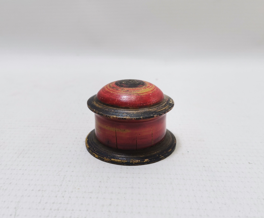 ÜZERİ KÖK BOYALI AHŞAPTAN MAMUL TEKKE İŞİ SAKIZLIK