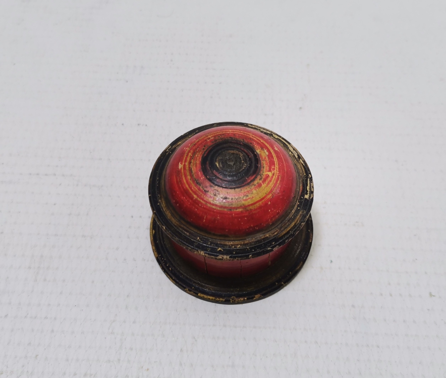 ÜZERİ KÖK BOYALI AHŞAPTAN MAMUL TEKKE İŞİ SAKIZLIK