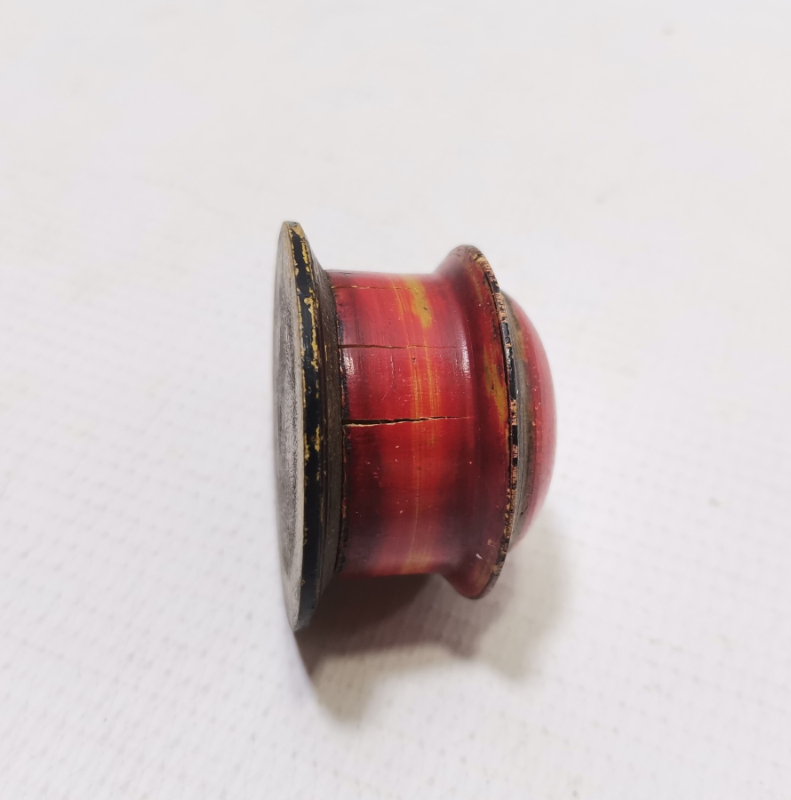 ÜZERİ KÖK BOYALI AHŞAPTAN MAMUL TEKKE İŞİ SAKIZLIK