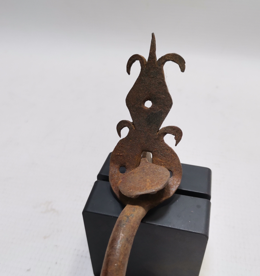 OSMANLI DÖNEMİ LALE FORMUNDA YAPILMIŞ NADİR TEKKE İŞİ KAPI TUTMACI