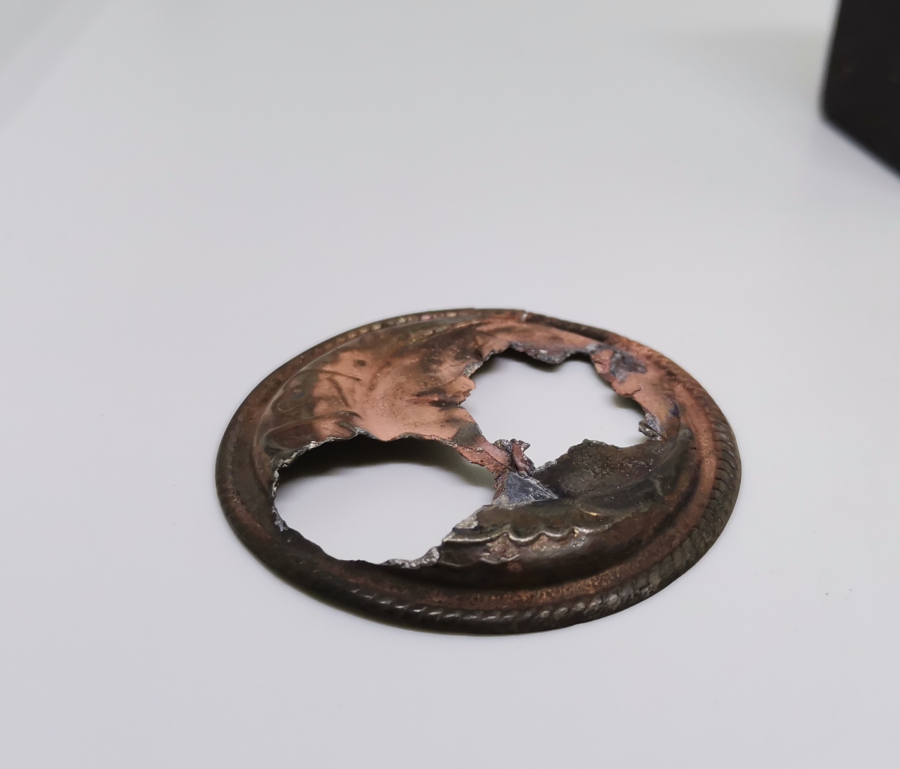 ÜZERİNDE KURŞUN DELİKLERİ BULUNAN 1. DÜNYA SAVAŞI DÖNEMİ ASAKİRİ ŞAHANE KEMER TOKASI PARÇASI