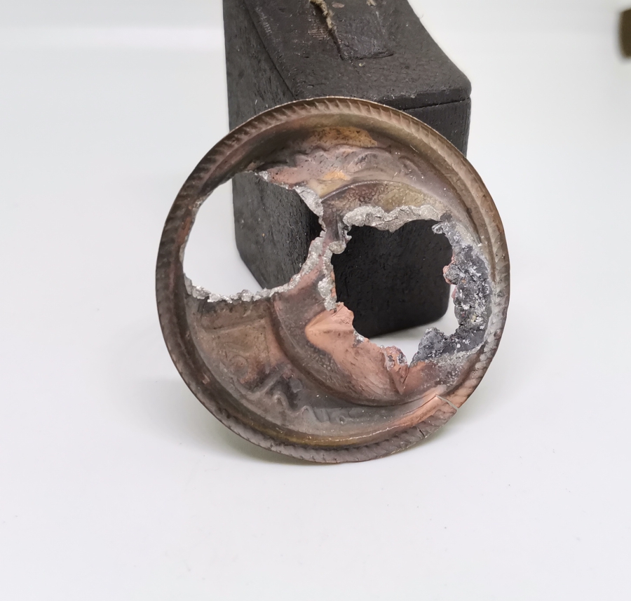 ÜZERİNDE KURŞUN DELİKLERİ BULUNAN 1. DÜNYA SAVAŞI DÖNEMİ ASAKİRİ ŞAHANE KEMER TOKASI PARÇASI