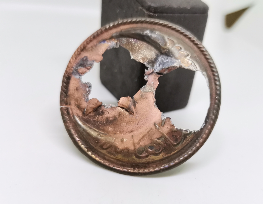 ÜZERİNDE KURŞUN DELİKLERİ BULUNAN 1. DÜNYA SAVAŞI DÖNEMİ ASAKİRİ ŞAHANE KEMER TOKASI PARÇASI