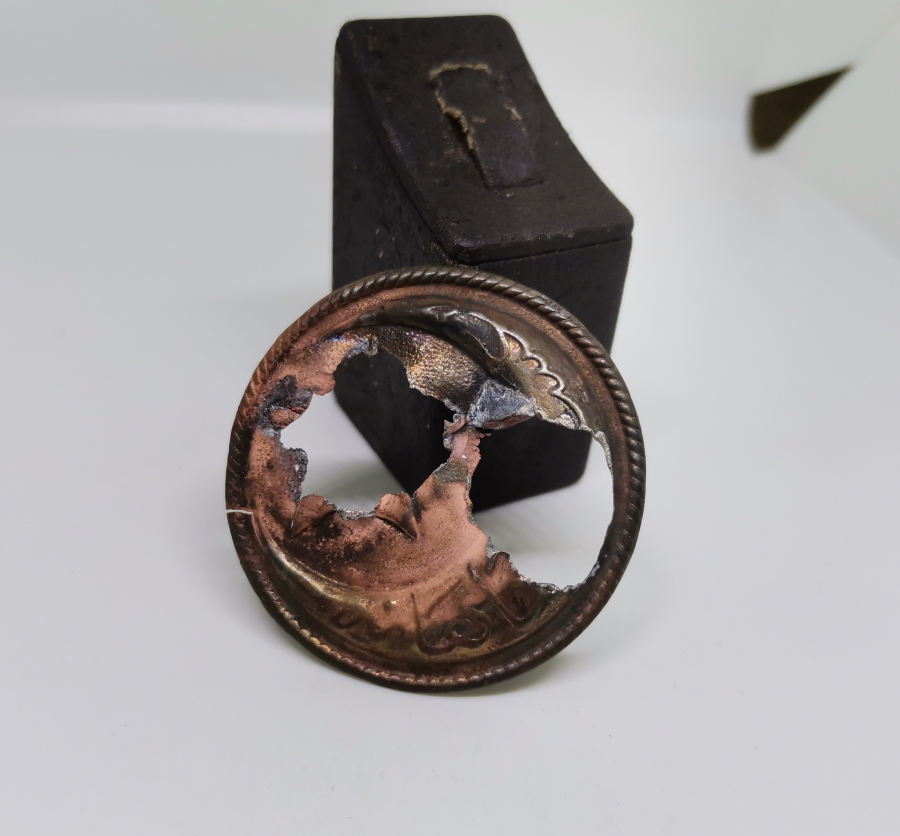 ÜZERİNDE KURŞUN DELİKLERİ BULUNAN 1. DÜNYA SAVAŞI DÖNEMİ ASAKİRİ ŞAHANE KEMER TOKASI PARÇASI