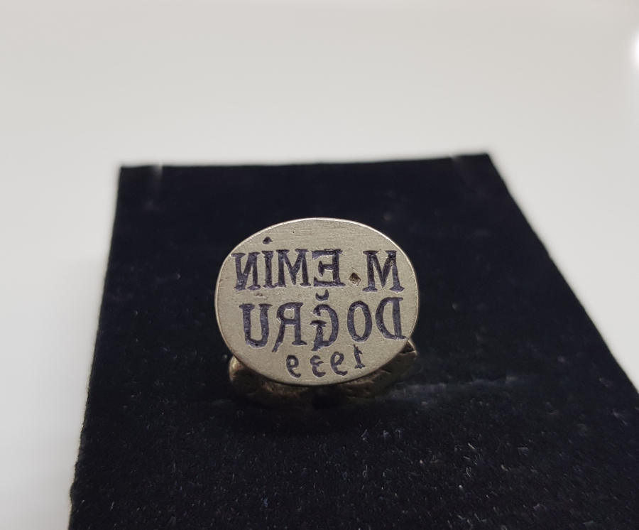 YÜKSEK YAZI KALİTESİNDE CUMHURİYET BAŞLARI HAKKAK İŞİ EL KAZIMA ŞAHIS MÜHRÜ