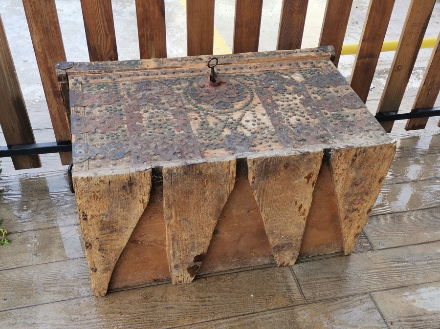 OSMANLI DÖNEMİ KAPAĞI KÖK BOYALI SELVİLİ VE KABARALI ORİJİNAL ANAHTARIYLA KASTAMONU GELİN SANDIĞI