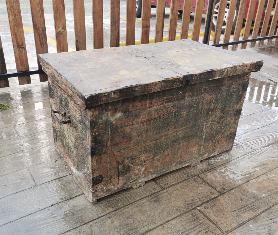 OSMANLI DÖNEMİ KAPAĞI KÖK BOYALI SELVİLİ VE KABARALI ORİJİNAL ANAHTARIYLA KASTAMONU GELİN SANDIĞI