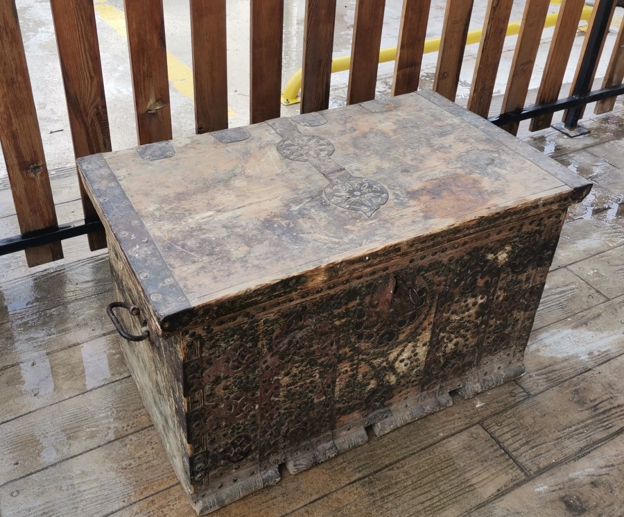 OSMANLI DÖNEMİ KAPAĞI KÖK BOYALI SELVİLİ VE KABARALI ORİJİNAL ANAHTARIYLA KASTAMONU GELİN SANDIĞI