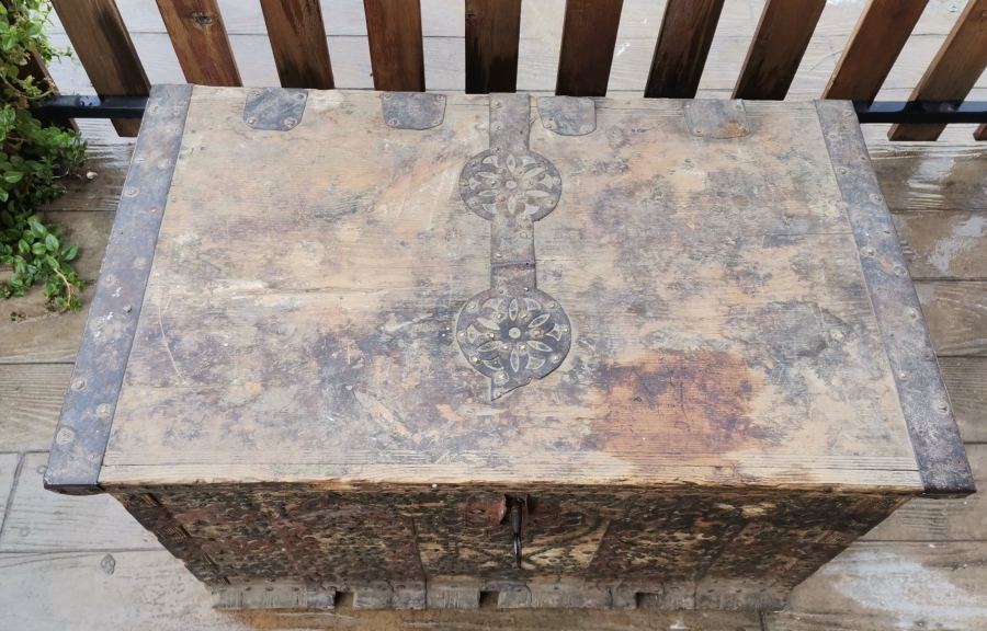 OSMANLI DÖNEMİ KAPAĞI KÖK BOYALI SELVİLİ VE KABARALI ORİJİNAL ANAHTARIYLA KASTAMONU GELİN SANDIĞI