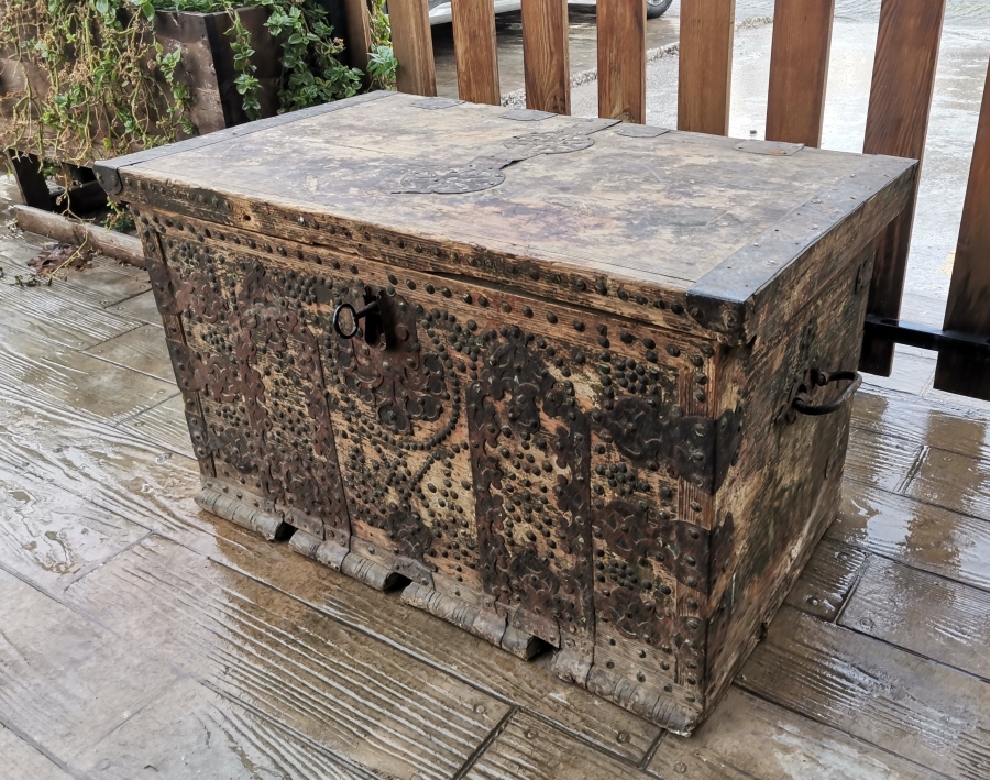 OSMANLI DÖNEMİ KAPAĞI KÖK BOYALI SELVİLİ VE KABARALI ORİJİNAL ANAHTARIYLA KASTAMONU GELİN SANDIĞI